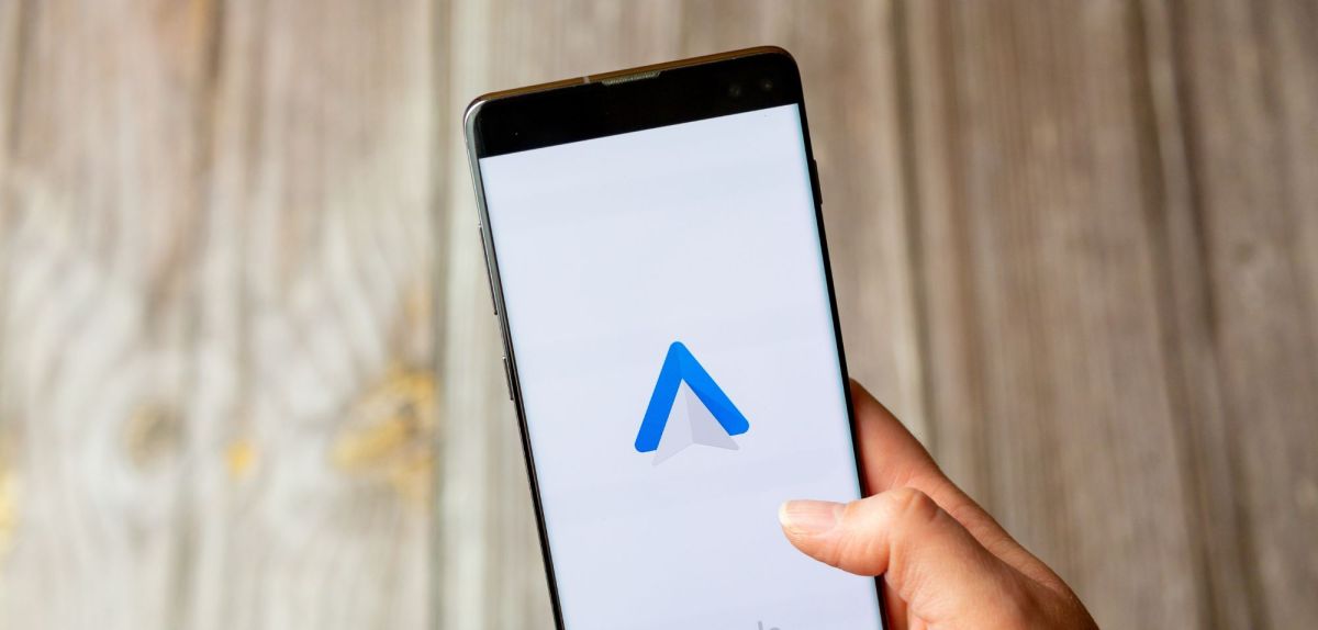 Android Auto-App wird auf einem Handy angezeigt.