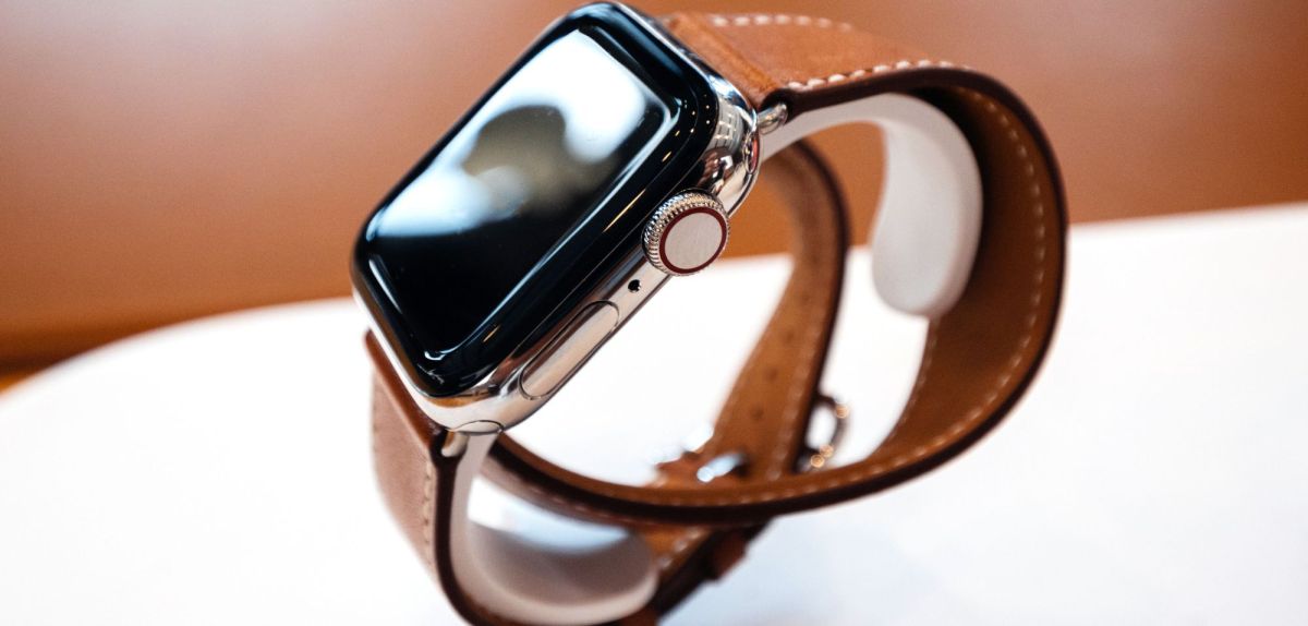 Eine Apple Watch mit Lederarmband.