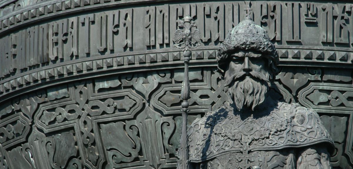 Ivan III. als Statue, die mit dem archäologischen Fund verbunden ist.