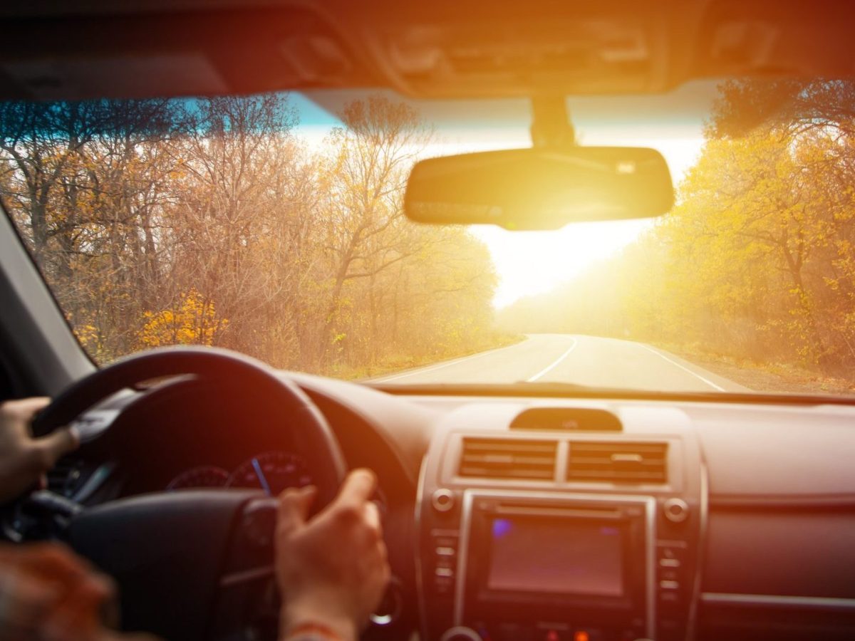 Sonne scheint frontal ins Auto