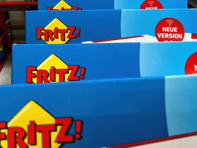Mehrere FritzBox-Router in einer Ladenauslage.