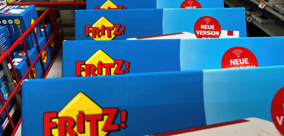 Mehrere FritzBox-Router in einer Ladenauslage.