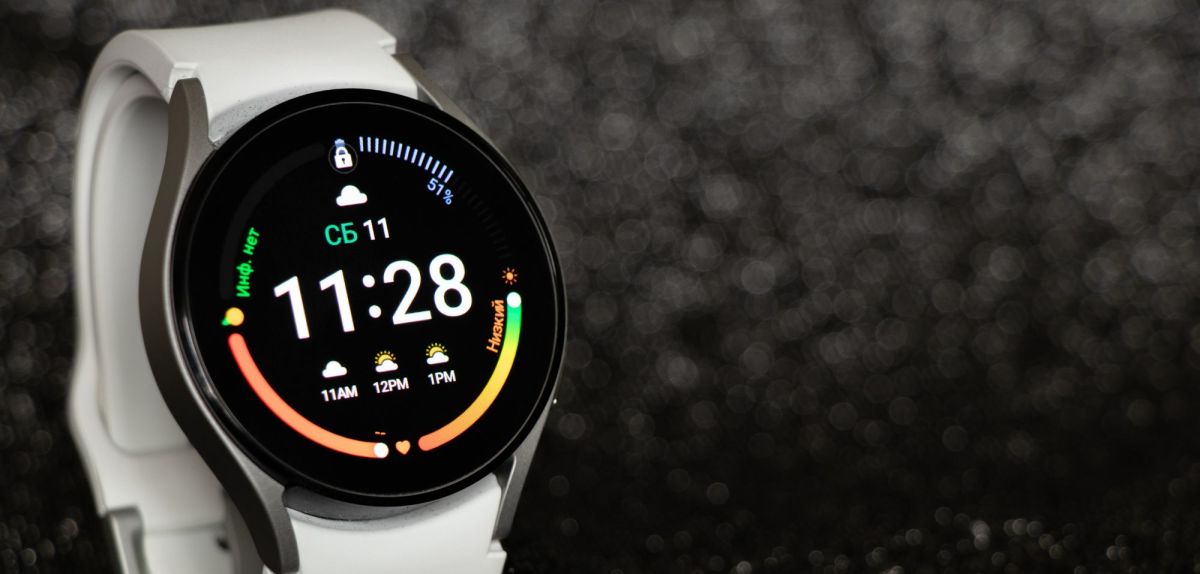 Samsung Galaxy Watch mit weißem Armband.