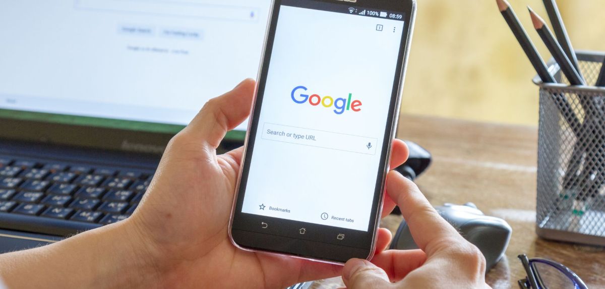 Google Browser auf einem Smartphone-Bildschirm.