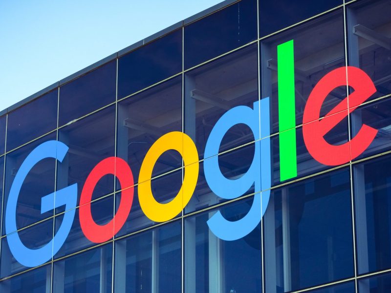 Google-Logo an einem Gebäude