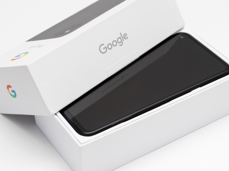 Google Pixel-Handy in einer Verpackung