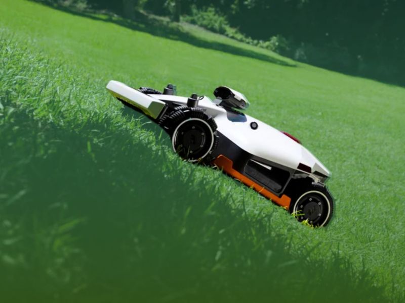 MAMMOTION LUBA 2 AWD 3000 an einem Hügel