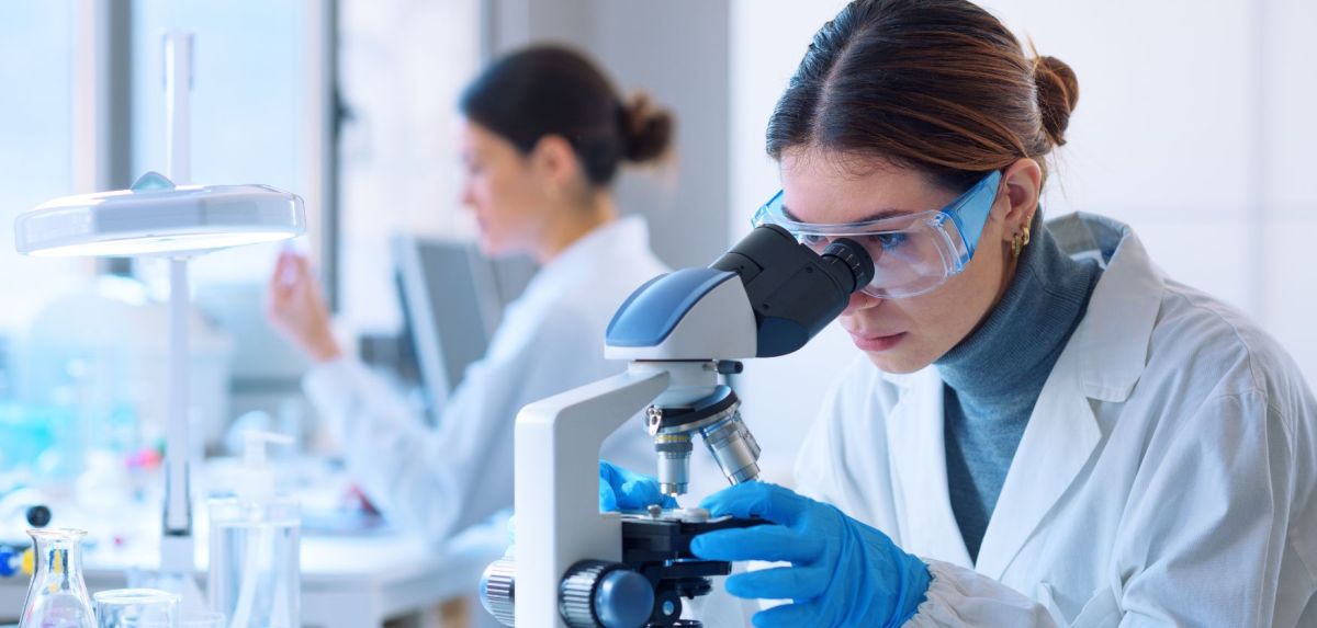 Zwei Frauen im Labor an Mikroskopen.