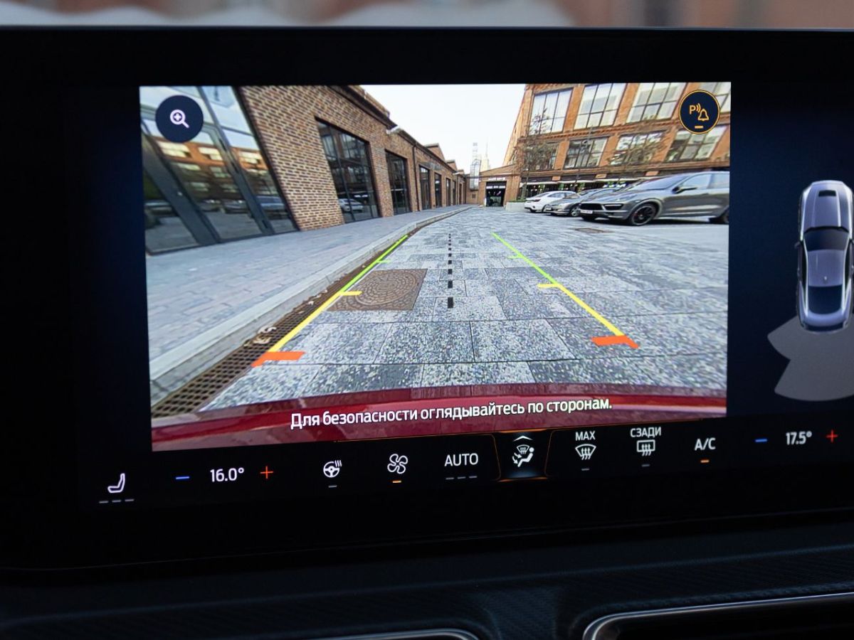 Bild einer Rückfahrkamera auf einem Display.