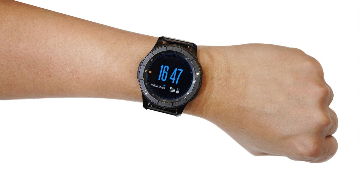Arm einer Person mit einer Samsung Galaxy Watch am Handgelenk.