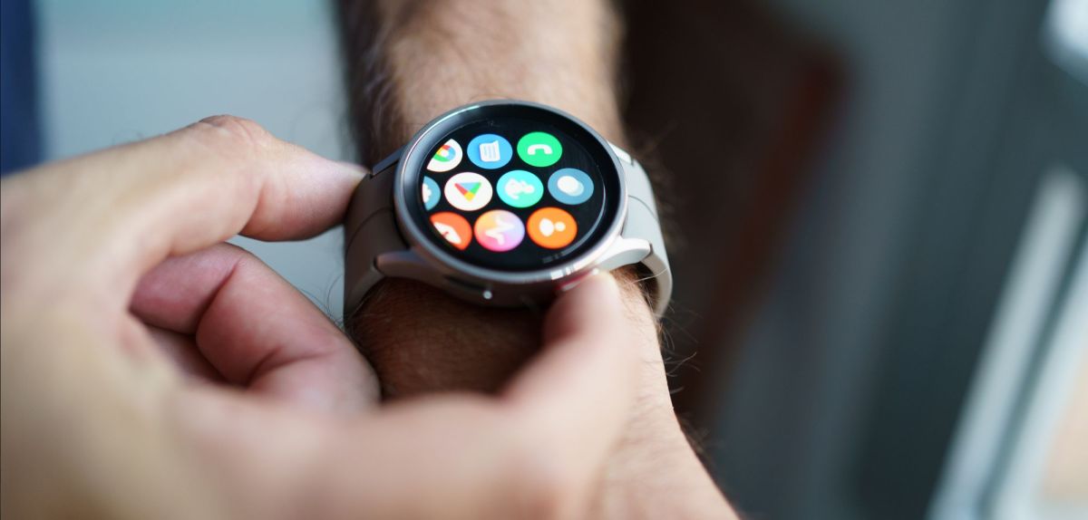 Person mit einer Samsung Galaxy Watch am Handgelenk.