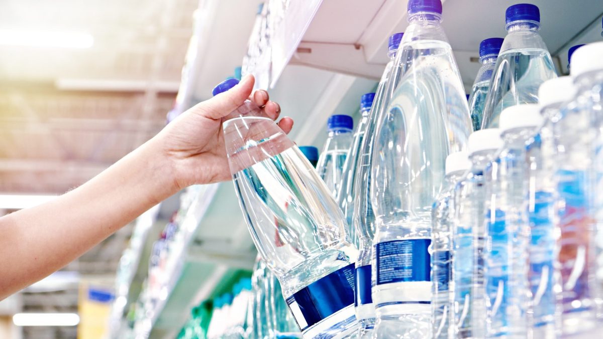 Wasserflaschen im Supermarkt