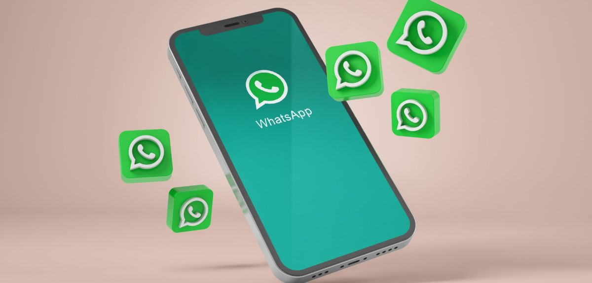 Handy führt ein WhatsApp-Update durch (Symbolbild).