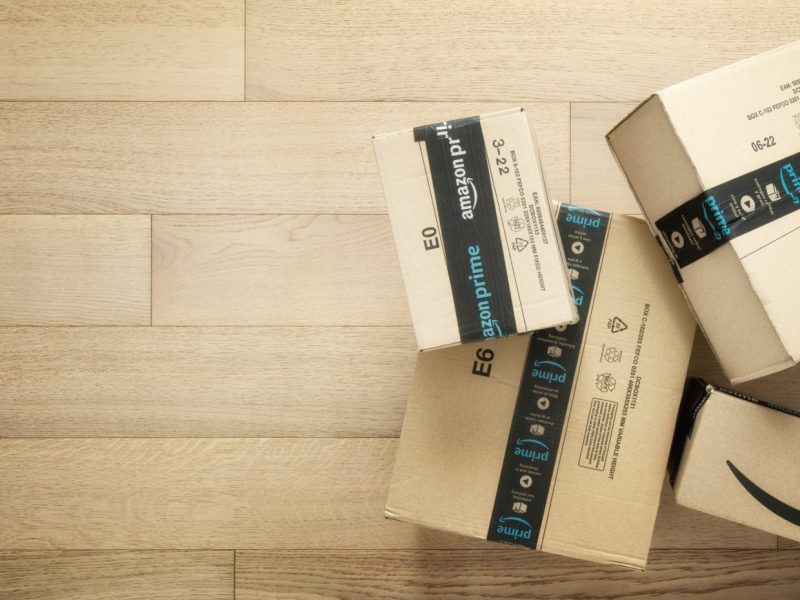 Amazon Prime-Pakete auf Laminat