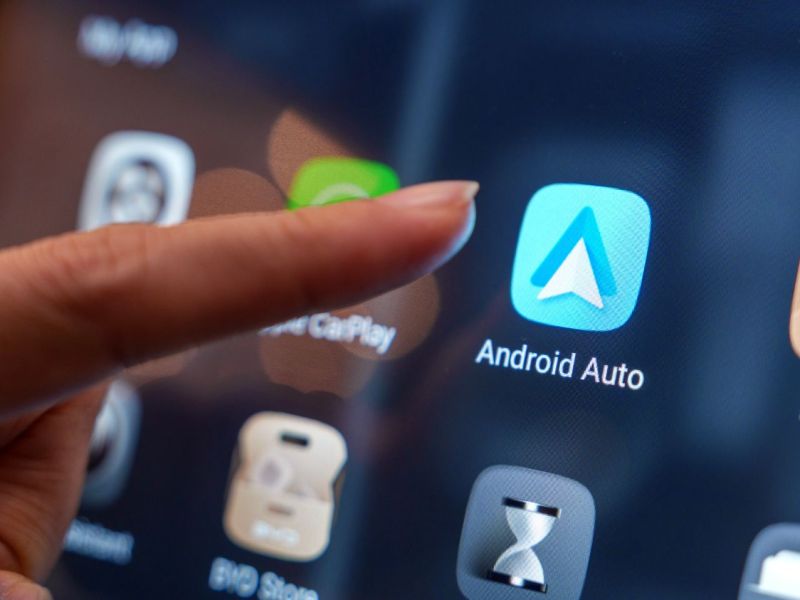 Ein Finger, der die Android Auto App berühren will.