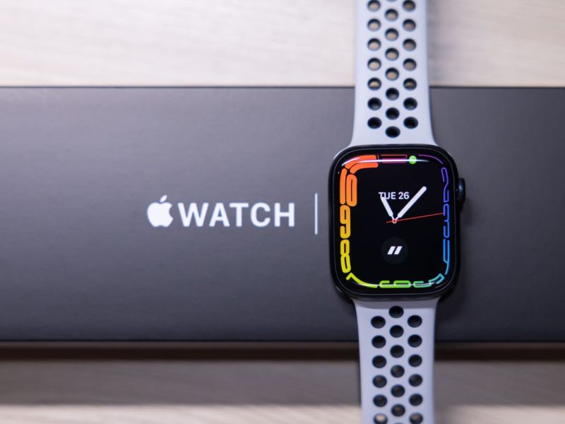 Eine Apple Watch die auf der Verpackung liegt.