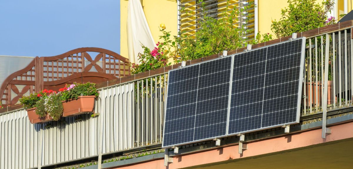 Solarpaneele an einem Balkon.