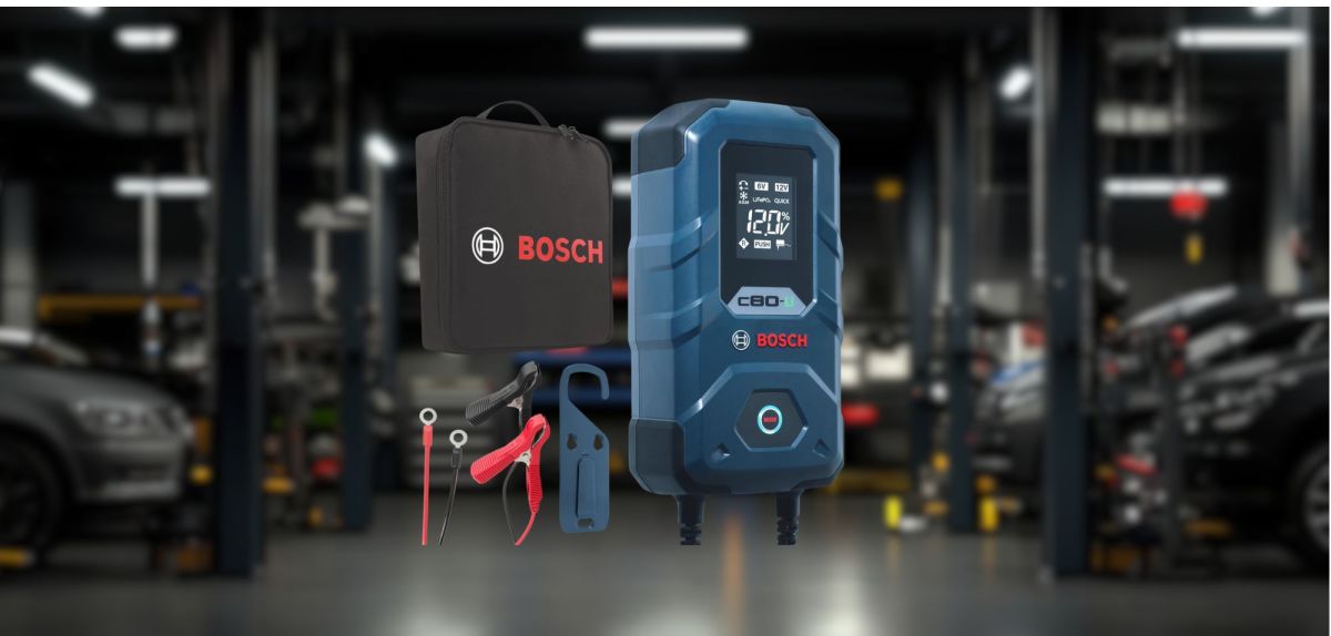 Ein Batterie-Ladegerät von Bosch und im Hintergrund befindet sich eine Werkstatt
