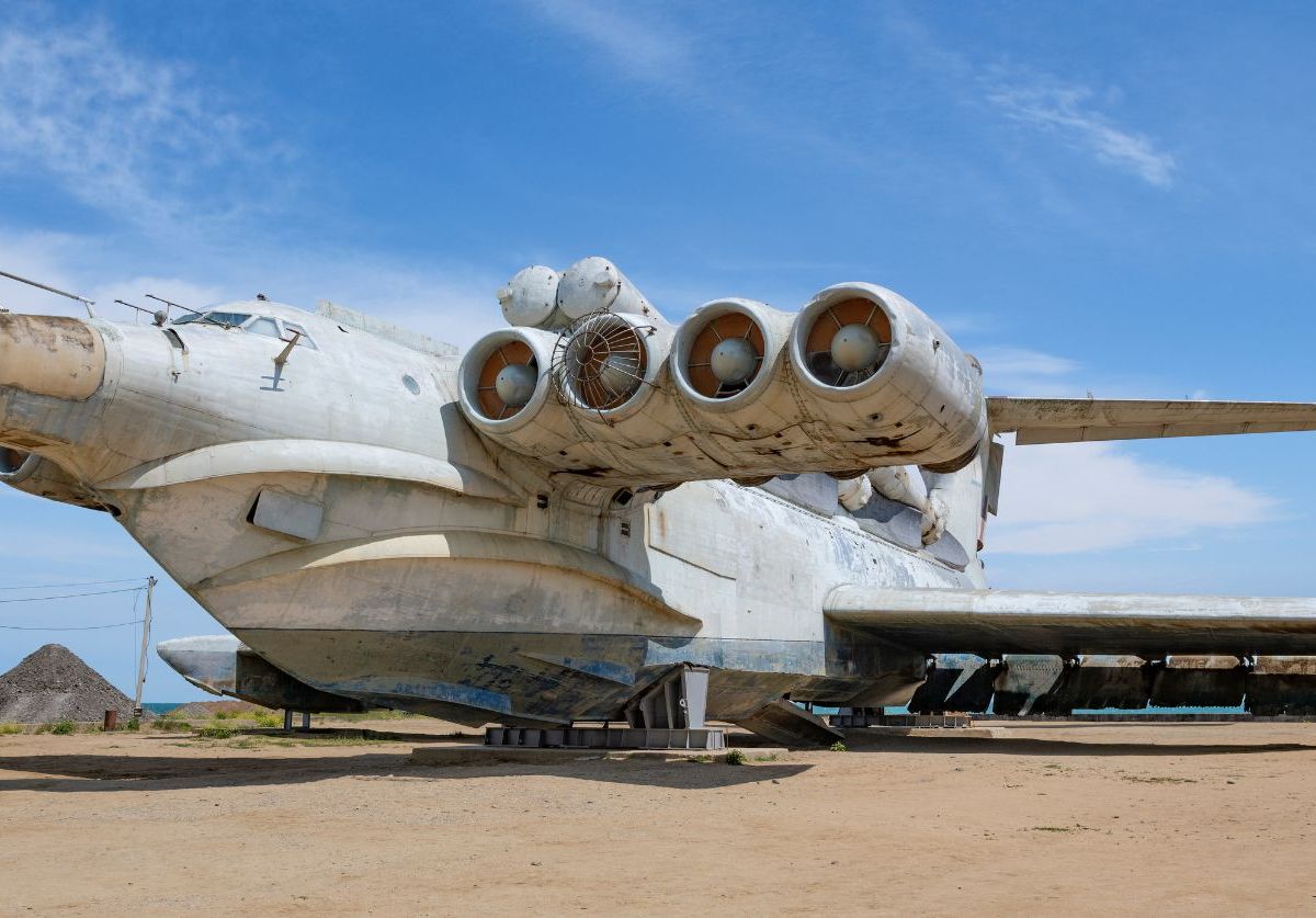 Ekranoplan auf einem Feld.