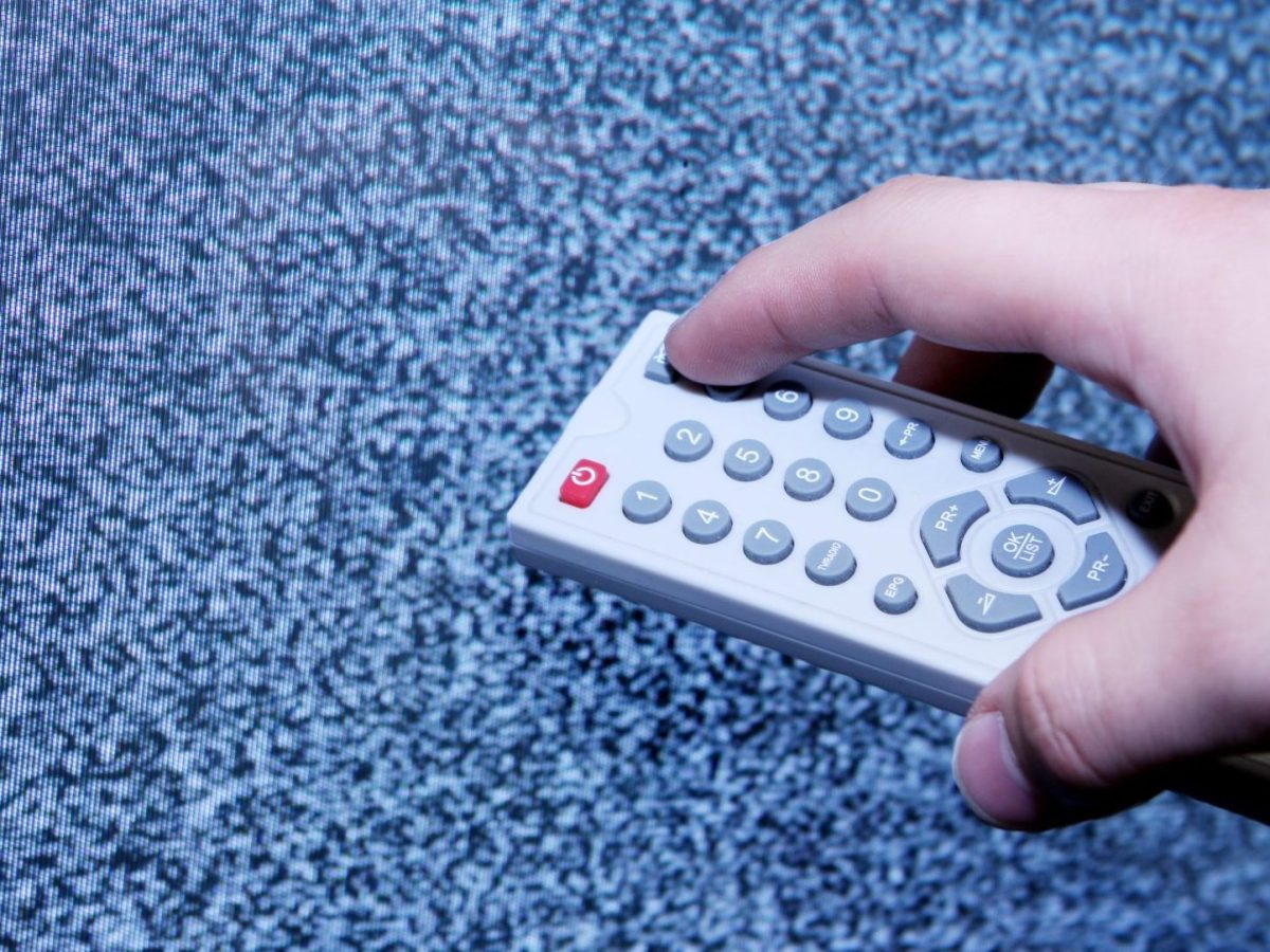 Fernseher mit Signal- und Empfangsstörung