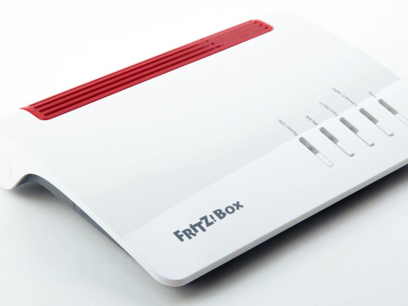 FritzBox vor hellem Hintergrund.