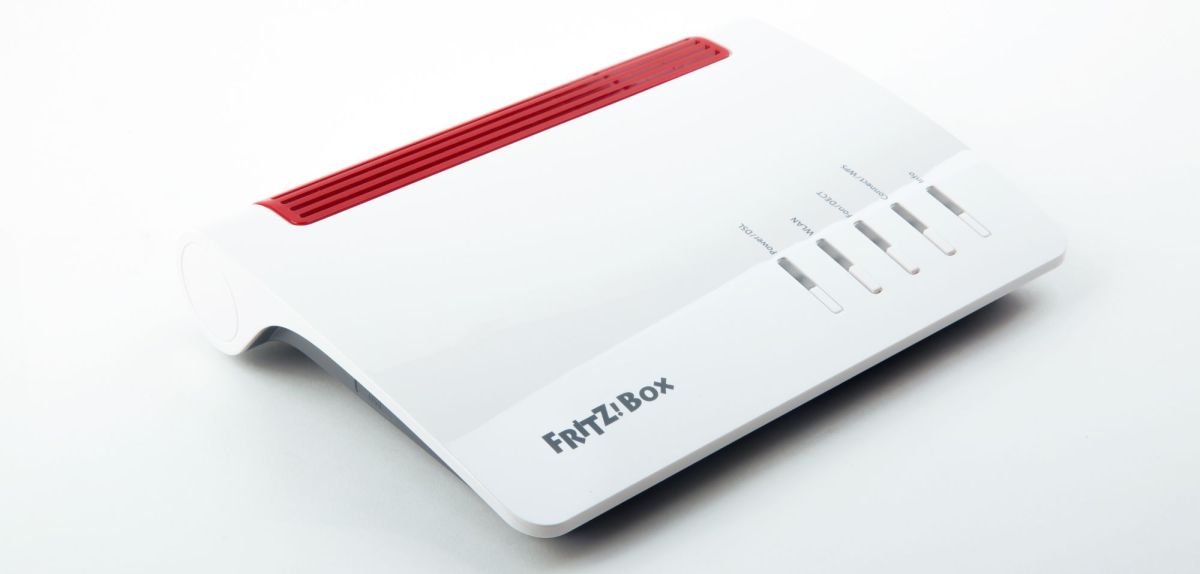 FritzBox vor hellem Hintergrund.