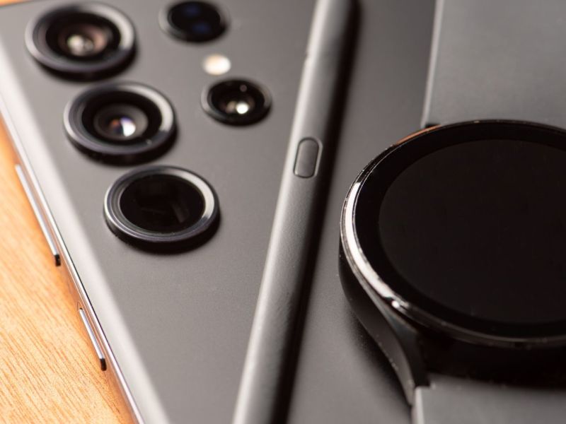 Samsung Galaxy Watch liegt auf einem Handy.