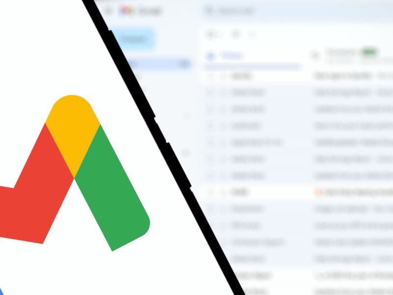 Smartphone mit Gmail-Logo und unscharfem Hintergrund.