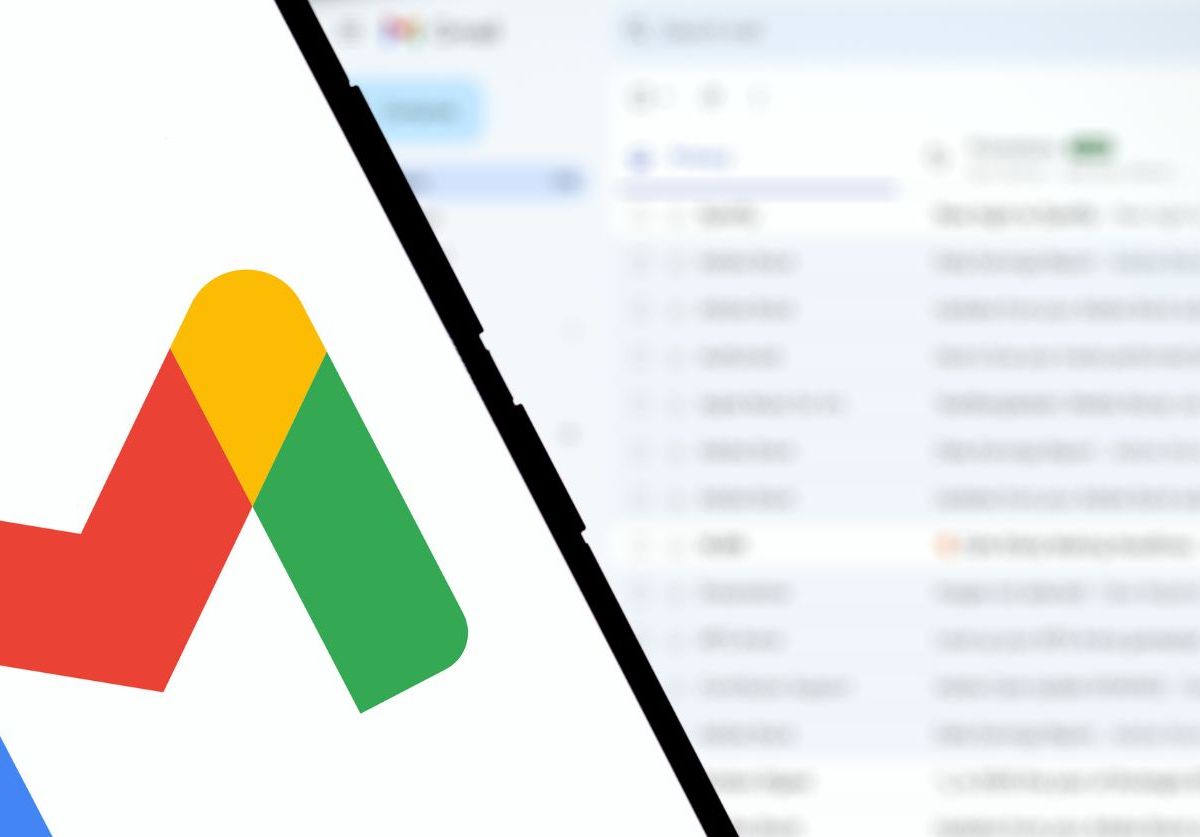 Smartphone mit Gmail-Logo und unscharfem Hintergrund.