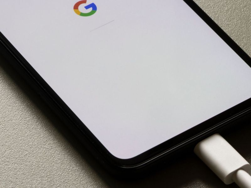 Ein Google Pixel Handy, das ein Update durchführt.