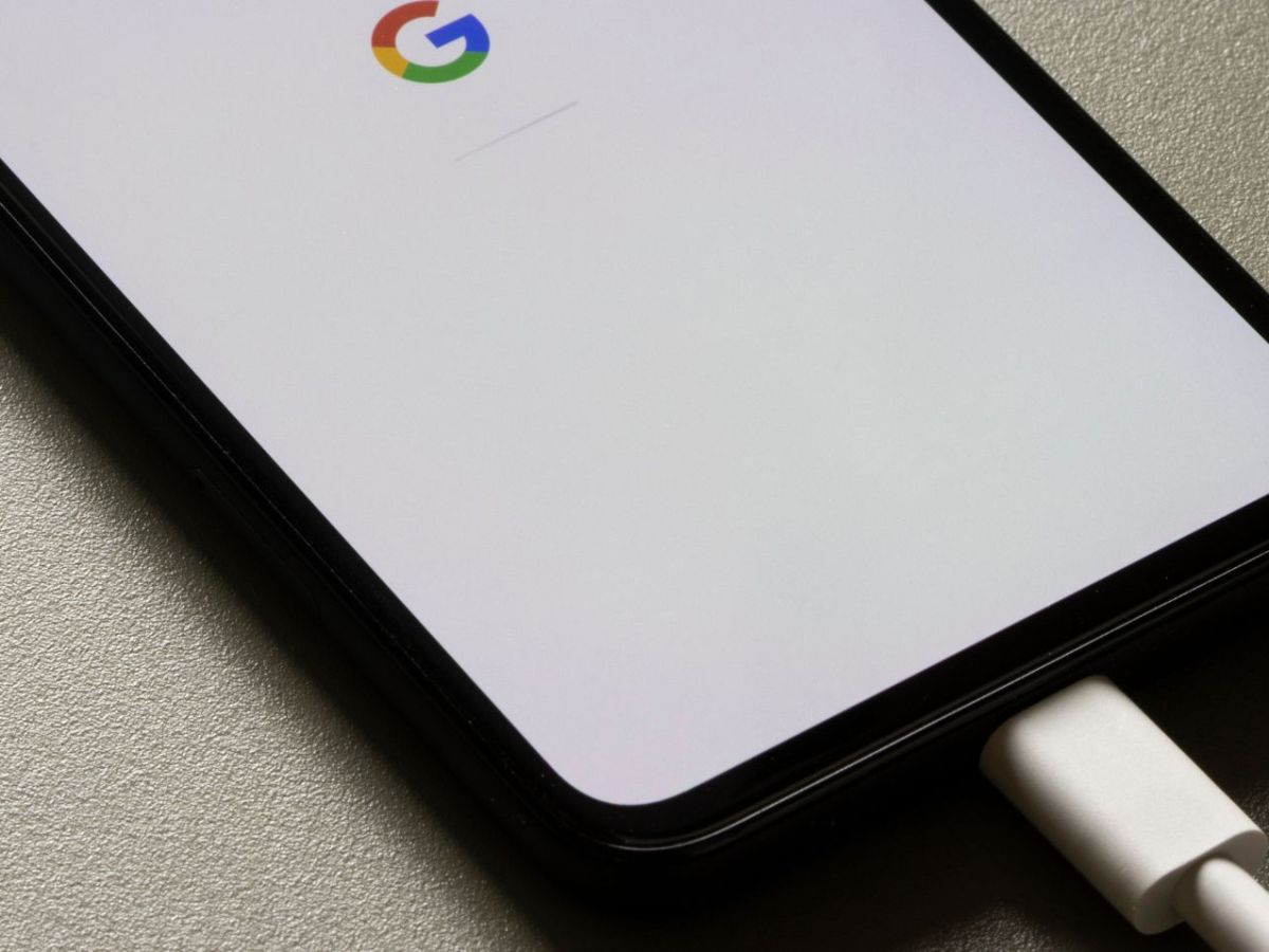 Ein Google Pixel Handy, das ein Update durchführt.