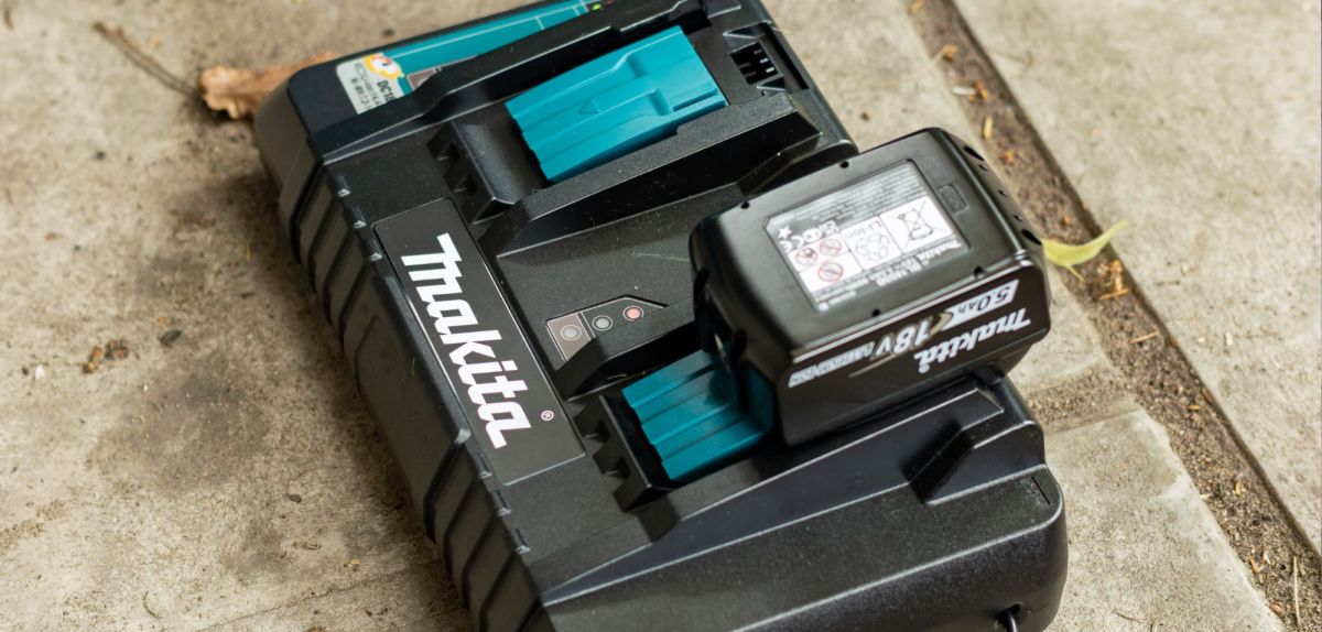 Makita-Ladegerät mit einem Akku.