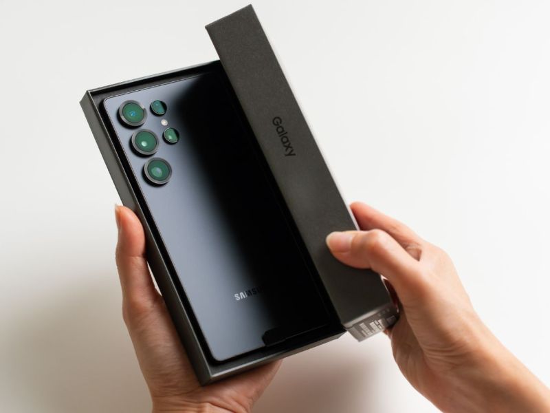 Samsung Galaxy Handy wird ausgepackt.