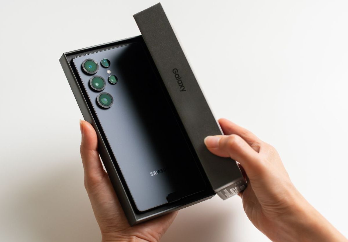 Samsung Galaxy Handy wird ausgepackt.