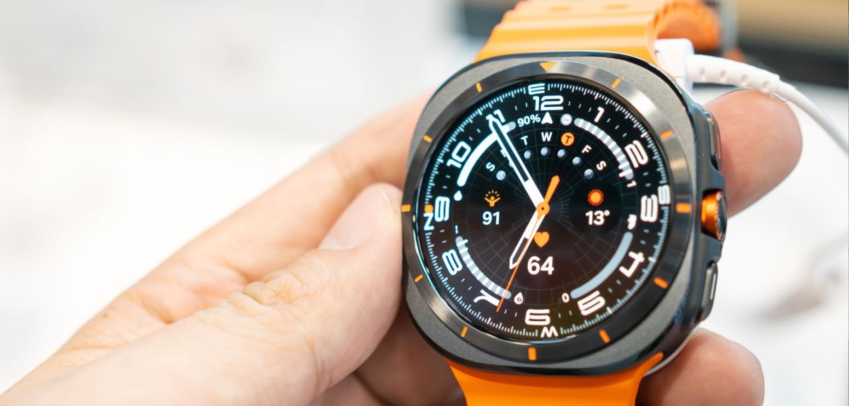Person hält eine Samsung Galaxy Watch in der Hand.