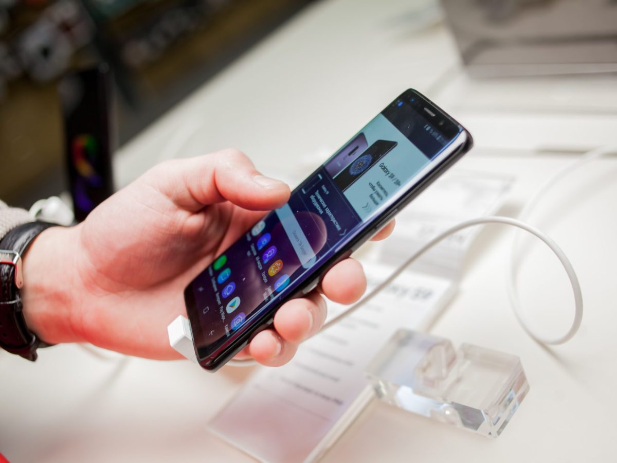 Samsung Galaxy-Handy, das in einer Hand gehalten wird