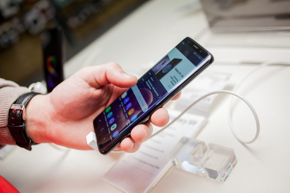 Samsung Galaxy-Handy, das in einer Hand gehalten wird