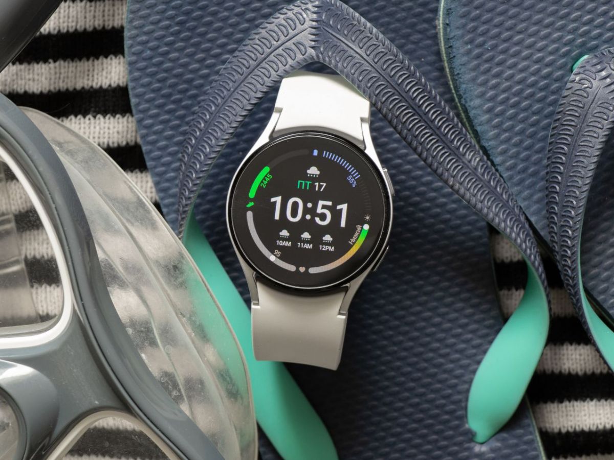 Eine Samsung Galaxy Watch die zwischen Schwimmzubehör liegt.