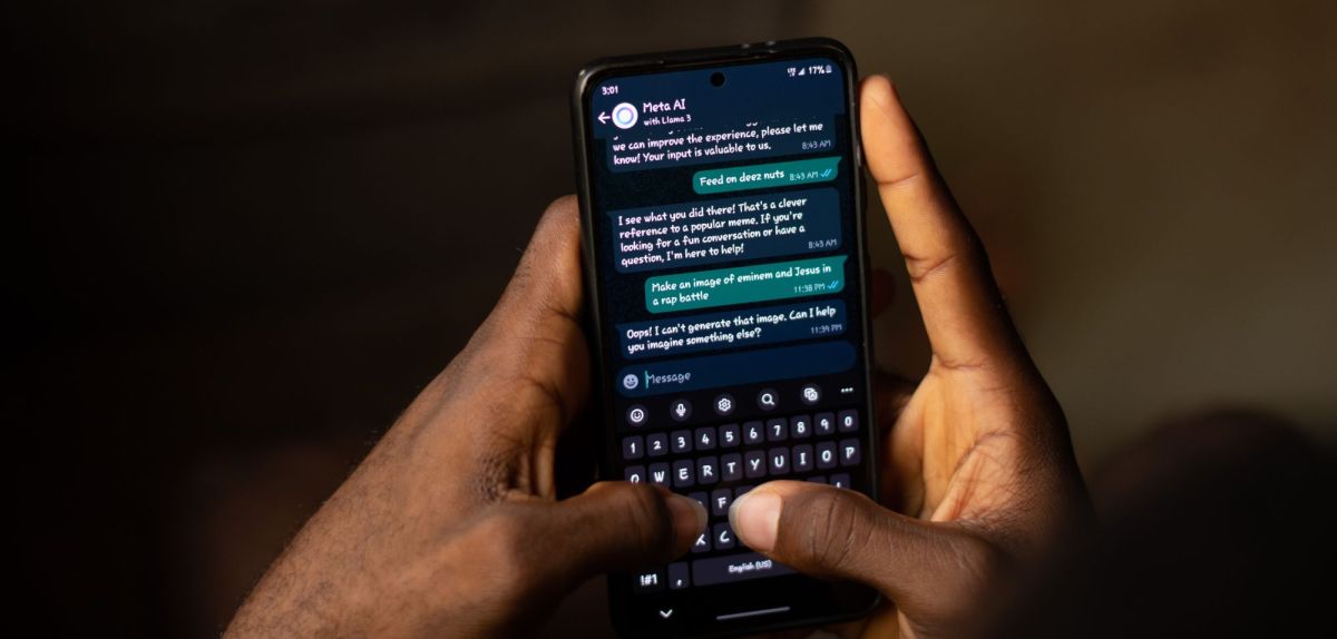 Handy führt ein WhatsApp-Update durch.